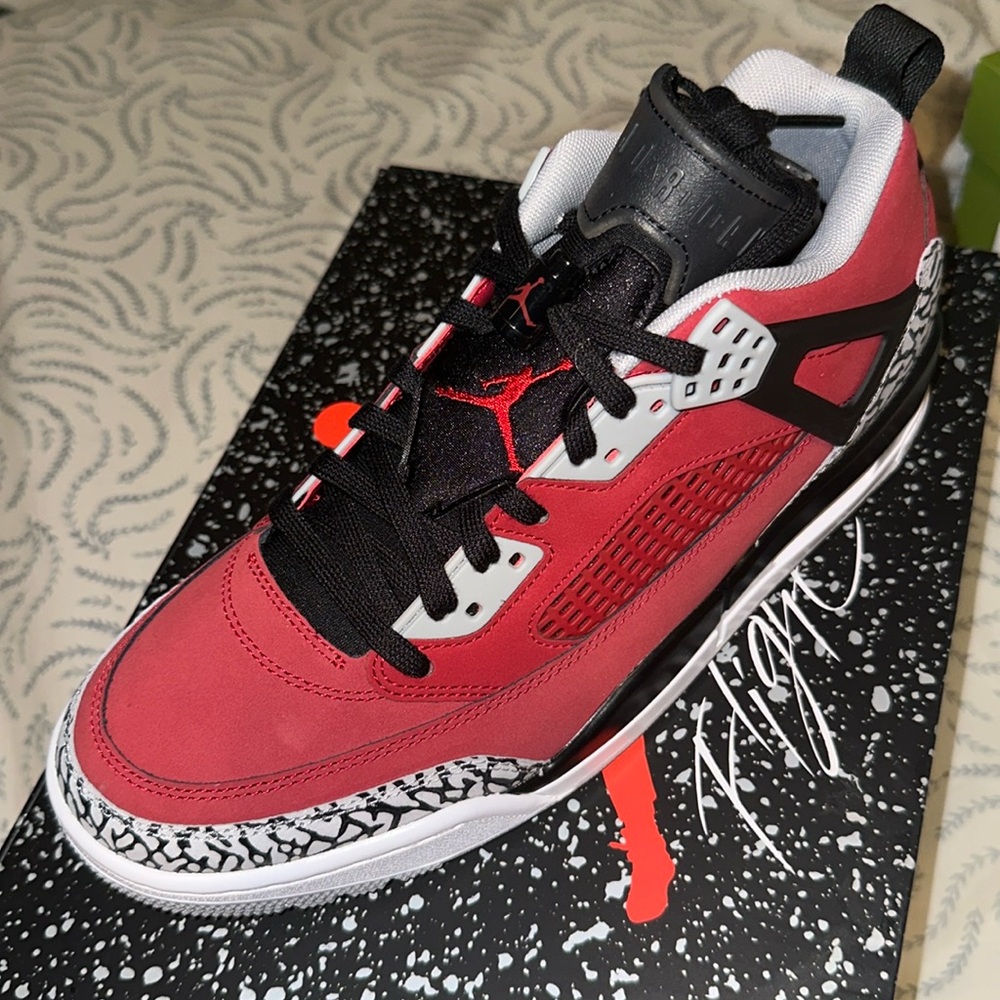 Red Jordan  spizikes Low